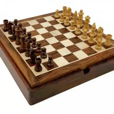 Alternative view of Magnetisk rejseskakspil med opbevaringsrum i træ, skak/backgammon og dam