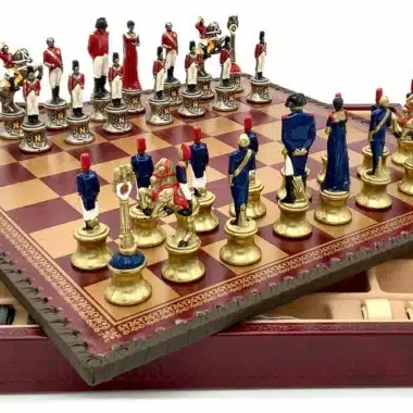 Alternative view of Napoleon III-sæt: Skakbræt i Rødt Kunstlæder og Skakspil i Håndmalet Metal