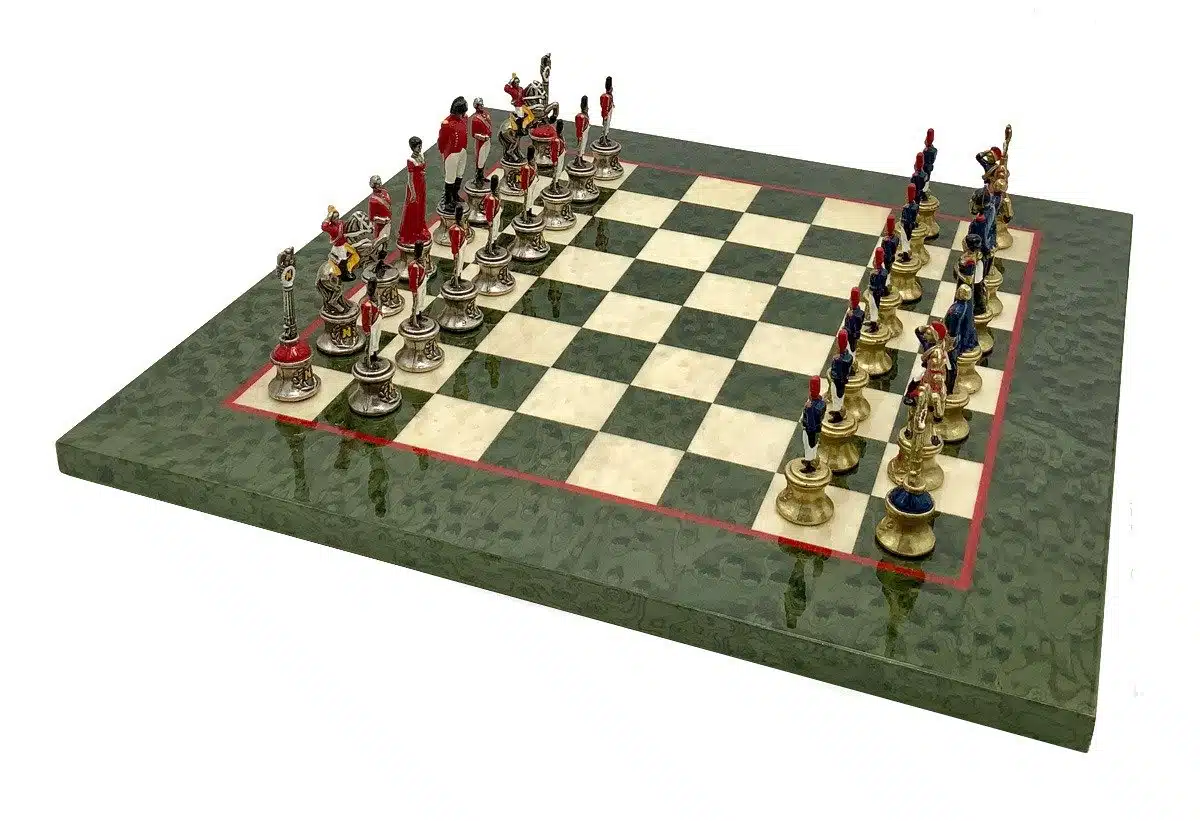 Napoléon III Luksus Skakspil - Skakbræt i Ahorntræ med Blankt Grønt Marmoreret Look og Håndmalede Metalbrikker