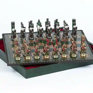 Alternative view of Romere mod Barbarer: Skakbræt i Kunstlæder & Skakspil i Metal, Håndmalet