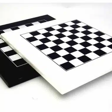 Ensemble "Pyramide Moderne Blanc" Echiquier en Bois Massif Laqué Blanc & Jeu d'Echecs en Bois Laqué Noir et Blanc