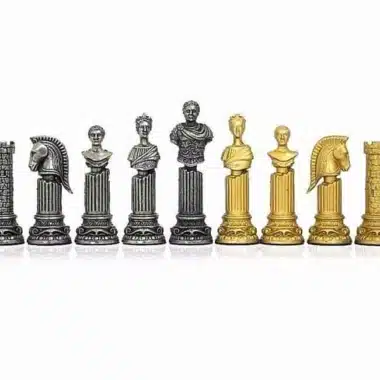 Jeu d'échecs en métal, pièces argentées et dorées alignées, style Empire Romain