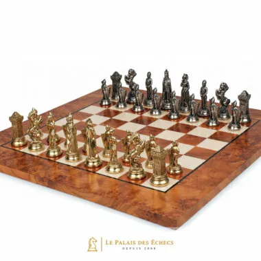 Pièces dorées du jeu Mary Stuart VI alignées sur l'échiquier