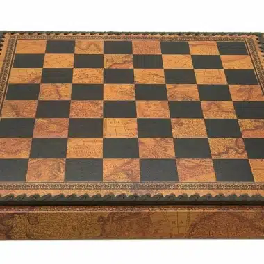 Échiquier brun à motifs cartographiques vu de dessus, coffret fermé