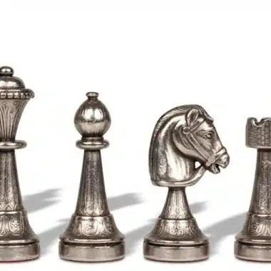 Pièces d'échecs argentées : dame, fou, cavalier et tour en métal