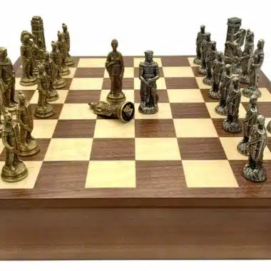 Roi et dame Romains vs Barbares VI au centre de l'échiquier en bois d'érable et noyer