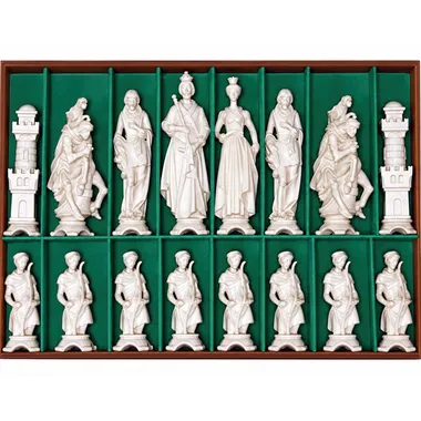 Nærbillede af udskårne Renaissance figurer i træ, konger og bønder