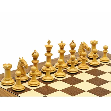 Pièces d'échecs claires en buis, vue détaillée sur l'échiquier en bois
