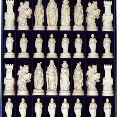 Jeu d'Echecs "Bergame Bouclier Face Bois Naturel" en Bois des Alpes Massif Sculpté Traditionnellement
