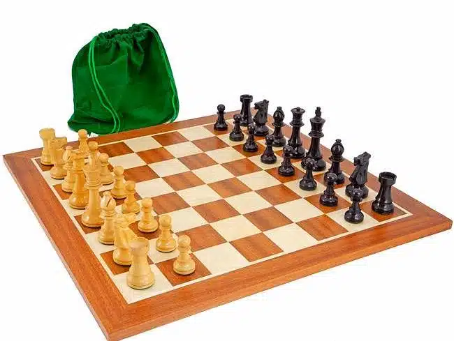 Ensemble Conquête : échiquier érable et acajou, pièces en buis et pochette verte