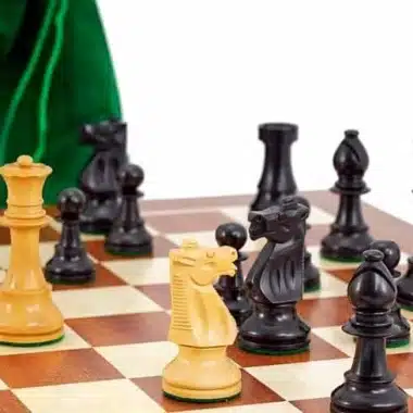 Cavaliers et pièces blanches face aux pièces noires, pochette verte en arrière-plan