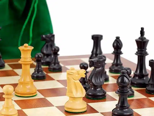 Cavaliers et pièces blanches face aux pièces noires, pochette verte en arrière-plan