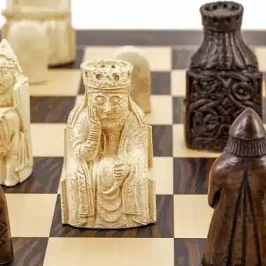 Ensemble "Ile de Lewis " Echiquier en Bois d'Ebène et d'Erable & Jeu d'Echecs en Résine