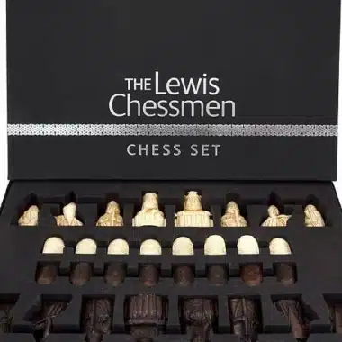 Ensemble "Ile de Lewis " Echiquier en Bois d'Ebène et d'Erable & Jeu d'Echecs en Résine