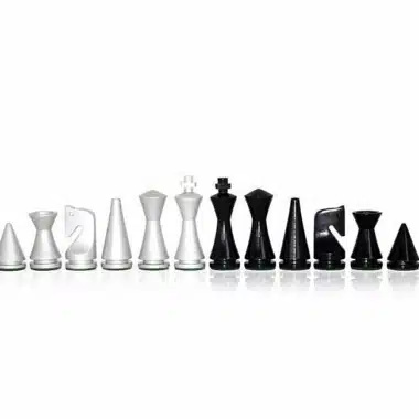 Ensemble "Pyramide Moderne Blanc" Echiquier en Bois Massif Laqué Blanc & Jeu d'Echecs en Bois Laqué Noir et Blanc
