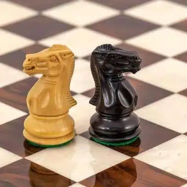 Cavaliers en buis et ébène, détail sculpté posés sur l'échiquier