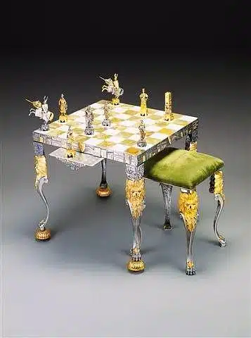 Ensemble "Vénétie Médiévale" Table d'Echiquier carré et Jeu d'Echecs en Bronze, Onyx et Or 24 Carats