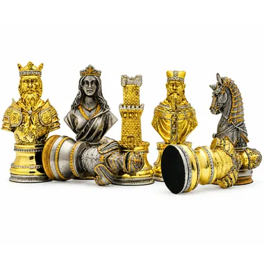Detalje af guld- og sølvfarvede brikker, konge, dronning, tårn og springer