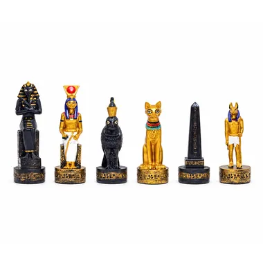 Egyptiske skakbrikker i guld og sort stillet op på hvid baggrund