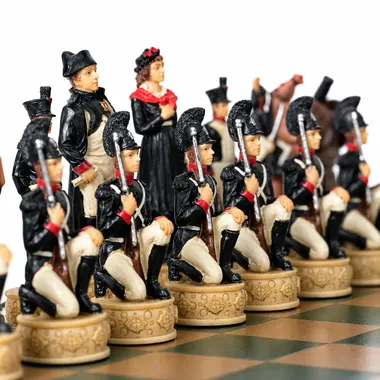 Napoleon-skakbrikker over for de sorte soldater på skakbrættet i træ