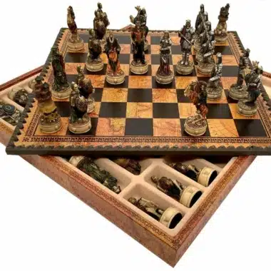 Ensemble Mort-Vivant III posé sur son coffret ouvert avec échiquier et pièces en résine