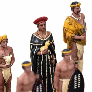 Skakbrikker i resin, zulu-figurer med traditionelt hovedtøj og dragt