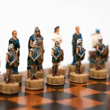 Troja-krig Skakspil med Skakbræt i Kunstlæder og Skakbrikker i Håndmalet Resin - Billede 4