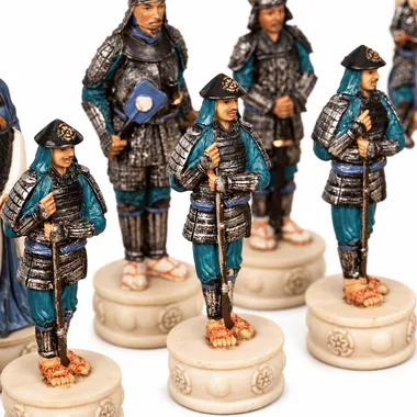 Samurai-skakbrikker i malet resin, detalje af soldater i blå rustning