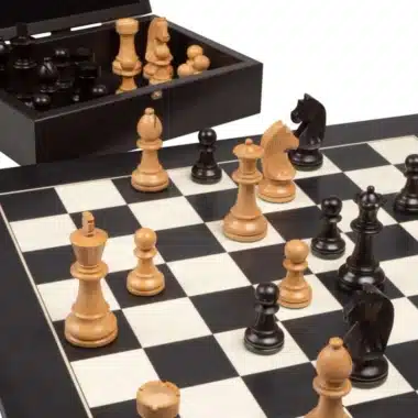 Sæt Knight Design Skakbræt i Sort Poppel og Hvid Ahorn & Skakspil i Ebonisereret Buksbom med Opbevaringsboks - Billede 2