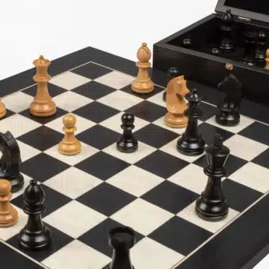 Sæt Knight Design Skakbræt i Sort Poppel og Hvid Ahorn & Skakspil i Ebonisereret Buksbom med Opbevaringsboks - Billede 3