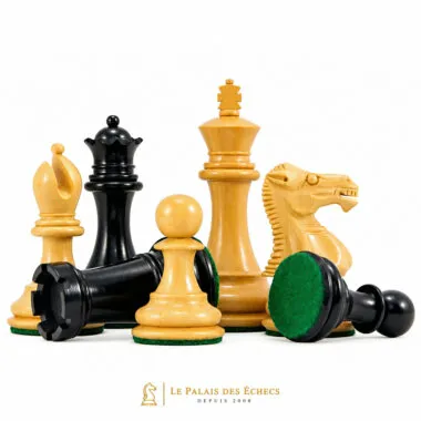 Pièces d'échecs debout et couchées, détail de la base feutrée