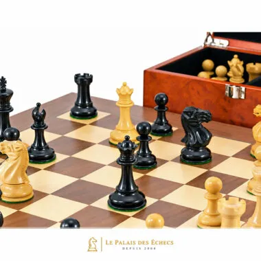 Pièces ébonisées noires en position de jeu avec coffret en placage de racine ouvert