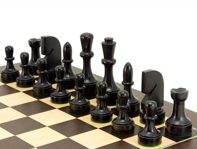 Ensemble "Contemporain" Echiquier en Bois d'Erable et Wenge & Jeu d'Echecs en Buis Ebonisé