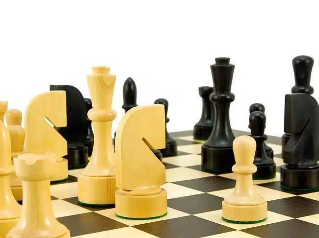 Ensemble "Contemporain" Echiquier en Bois d'Erable et Wenge & Jeu d'Echecs en Buis Ebonisé