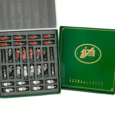 Jeu d'échecs Templiers, coffret de rangement ouvert avec toutes les pièces