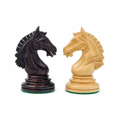 Cavaliers en bois de buis et bois de rose, têtes sculptées face à face