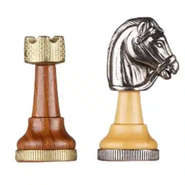 Tour et cavalier en bois et métal, détail des pièces d'échecs