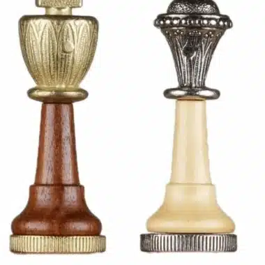 Rois en bois et métal doré et argenté, détail des sommets gravés