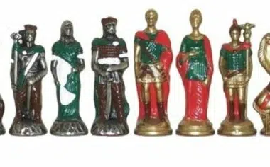 Pièces romaines dorées et colorées alignées face aux pièces barbares
