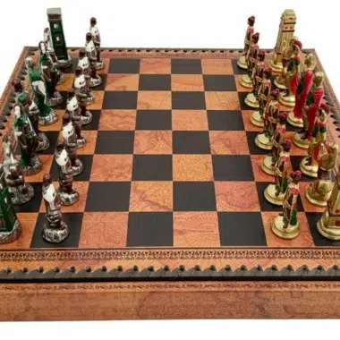 Jeu d'échecs Romains vs Barbares installé sur échiquier en similicuir avec coffret