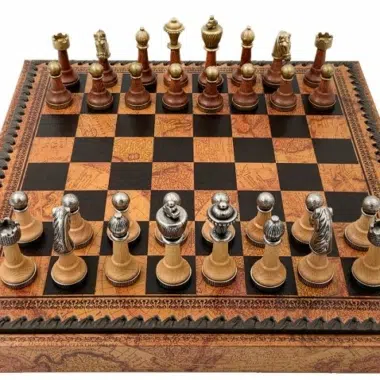Vue rapprochée des pièces d'échecs alignées sur l'échiquier à motif carte