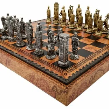 Pièces d'échecs Romains vs Barbares en gros plan avec détails des sculptures