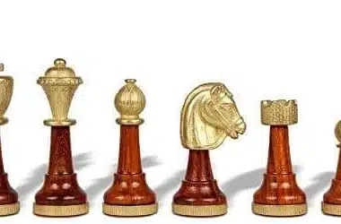 Détail des pièces en bois et laiton doré, roi, dame, cavalier et pion