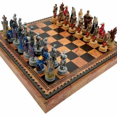 Échiquier Roi Arthur en vue d'ensemble, pièces disposées sur le coffret en similicuir