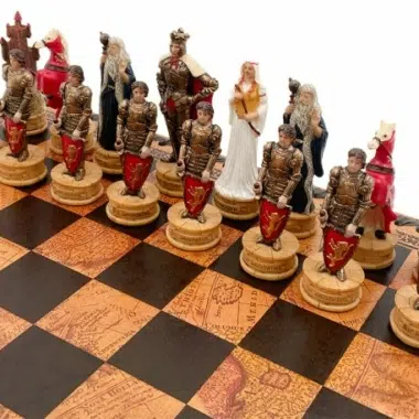 Pièces d'échecs Roi Arthur, gros plan sur les chevaliers et personnages peints