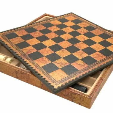 Coffret ouvert avec échiquier à motif de carte du monde et rangement intérieur