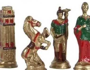 Quatre pièces d'échecs en métal détaillées : tour, cavalier, fou et dame