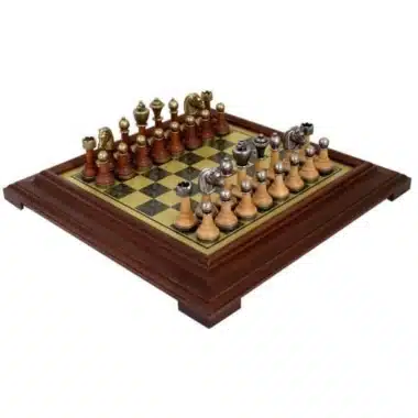 Skakbræt med Trærramme og Spilleplade i Messing-effekt & Staunton Skakspil i Metal og Træ
