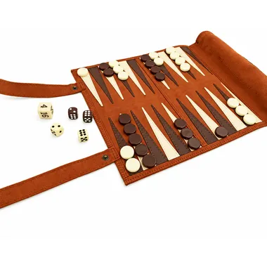 Oprulleligt brunt backgammon åbnet med brikker og terninger