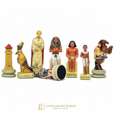 Egyptiske resinbrikker, farao, falk og siddende figurer